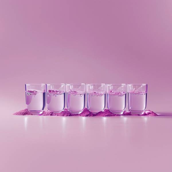 女人一天八杯水時間表，以女人一天八杯水時間表為主題，用簡潔明了的設計風格呈現，包含不同時間段飲水場景，突出健康生活理念，信息清晰易讀