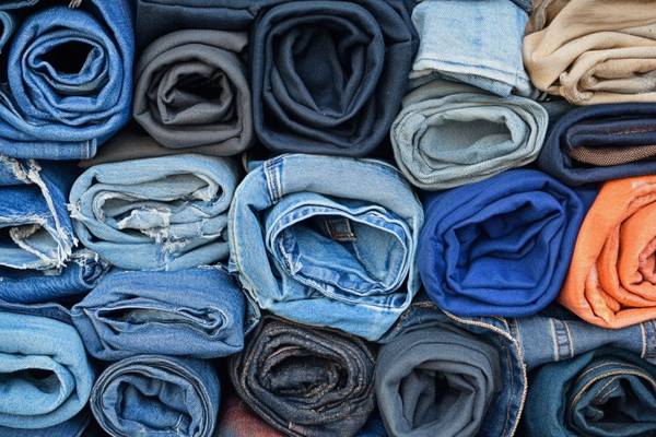 寬松牛仔褲怎么卷褲腳，潮流搭配新指南：四種時(shí)尚牛仔褲卷邊技巧全解析