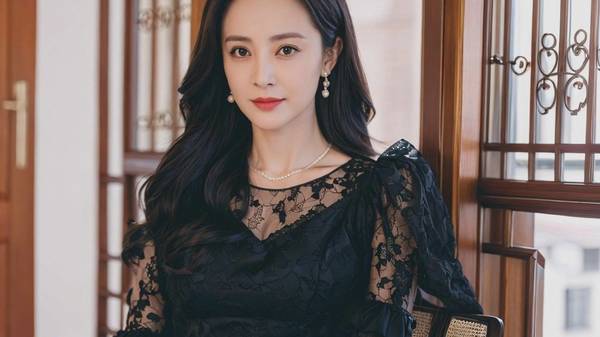 黑色蕾絲連衣裙搭配什么鞋子，25款優雅鞋履搭配黑色蕾絲連衣裙全指南