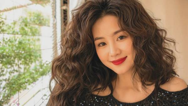 圓臉適合哪種卷發(fā)，圓臉福音最顯瘦卷發(fā)類型全解析