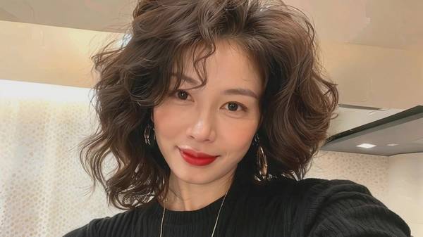 直發(fā)和卷發(fā)哪個顯年輕，卷發(fā)更顯年輕活力的秘密就在這里