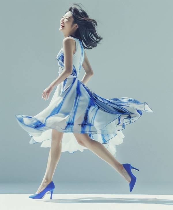 連衣裙配什么鞋子好看，輕靈漫步：連衣裙與各類鞋履的時尚搭配指南