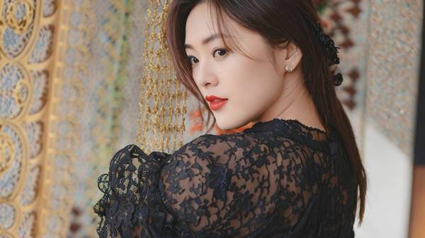 黑色蕾絲長裙配什么上衣，黑色蕾絲長裙的萬能上衣搭配法則合集