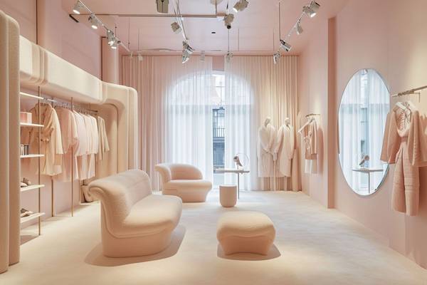 粉色和什么顏色搭配好看，柔情蜜粉與暖棕，浪漫溫馨的色彩共舞