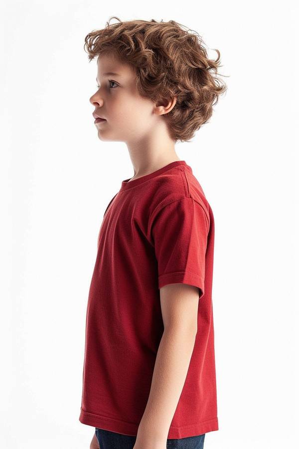 大紅色t恤配什么褲子，大紅色T恤搭配牛仔褲與黑白褲的萬能法則