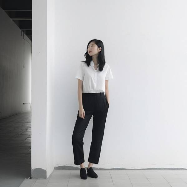 深藍色褲子配什么顏色上衣好看，深藍長褲配色指南 四種經典上衣搭配方案