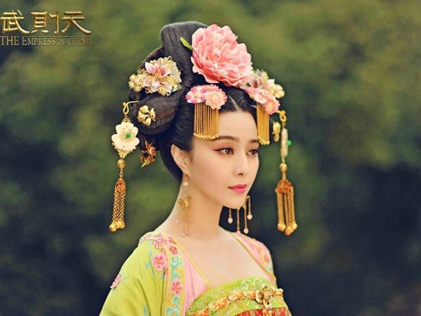 錦繡緣華麗冒險(xiǎn) 陳喬恩示范大眼妝如何化
